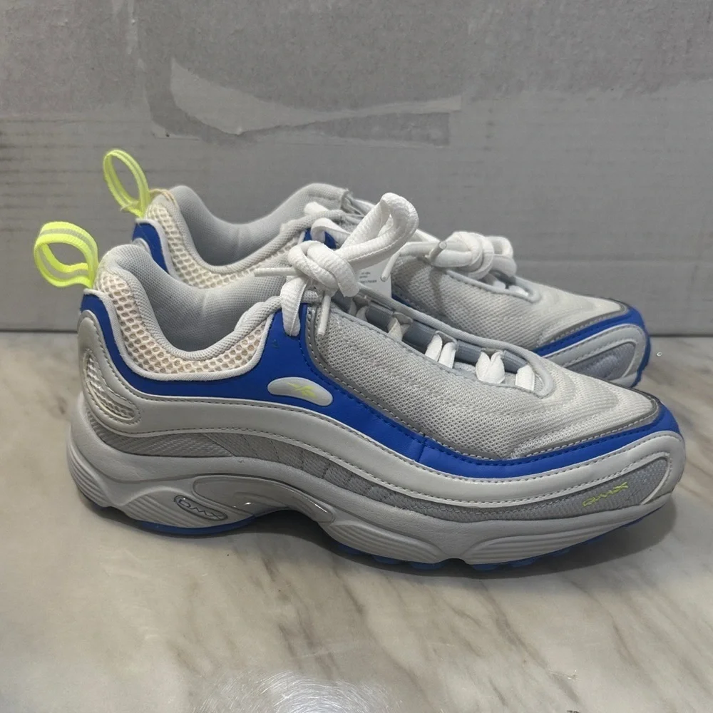 Reebok Blue and White Women's Sneakers it’s for men or women size 4.5